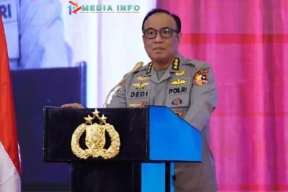 Profil Komjen Dedi Prasetyo Baca artikel detiknews, "Profil Komjen Dedi Prasetyo, Polisi Profesor yang Ditunjuk Jadi Wakapolri" selengkapnya https://news.detik.com/berita/d-8046953/profil-komjen-dedi-prasetyo-polisi-profesor-yang-ditunjuk-jadi-wakapolri. Download Apps Detikcom Sekarang https://apps.detik.com/detik/