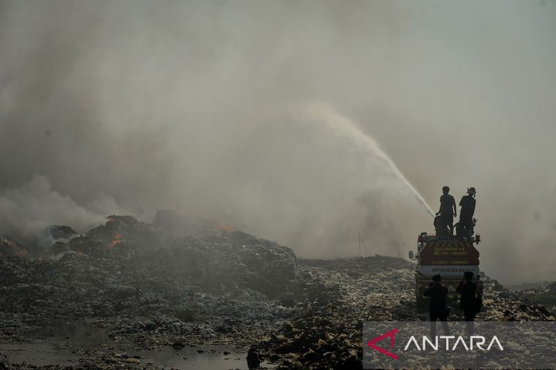 Tim Medis 24 Jam Siaga Atasi Asap TPA Jatiwaringin Ilustrasi tim medis 24 jam untuk artikel BNPB Siagakan Tim Medis 24 Jam Antisipasi Asap TPA Jatiwaringin